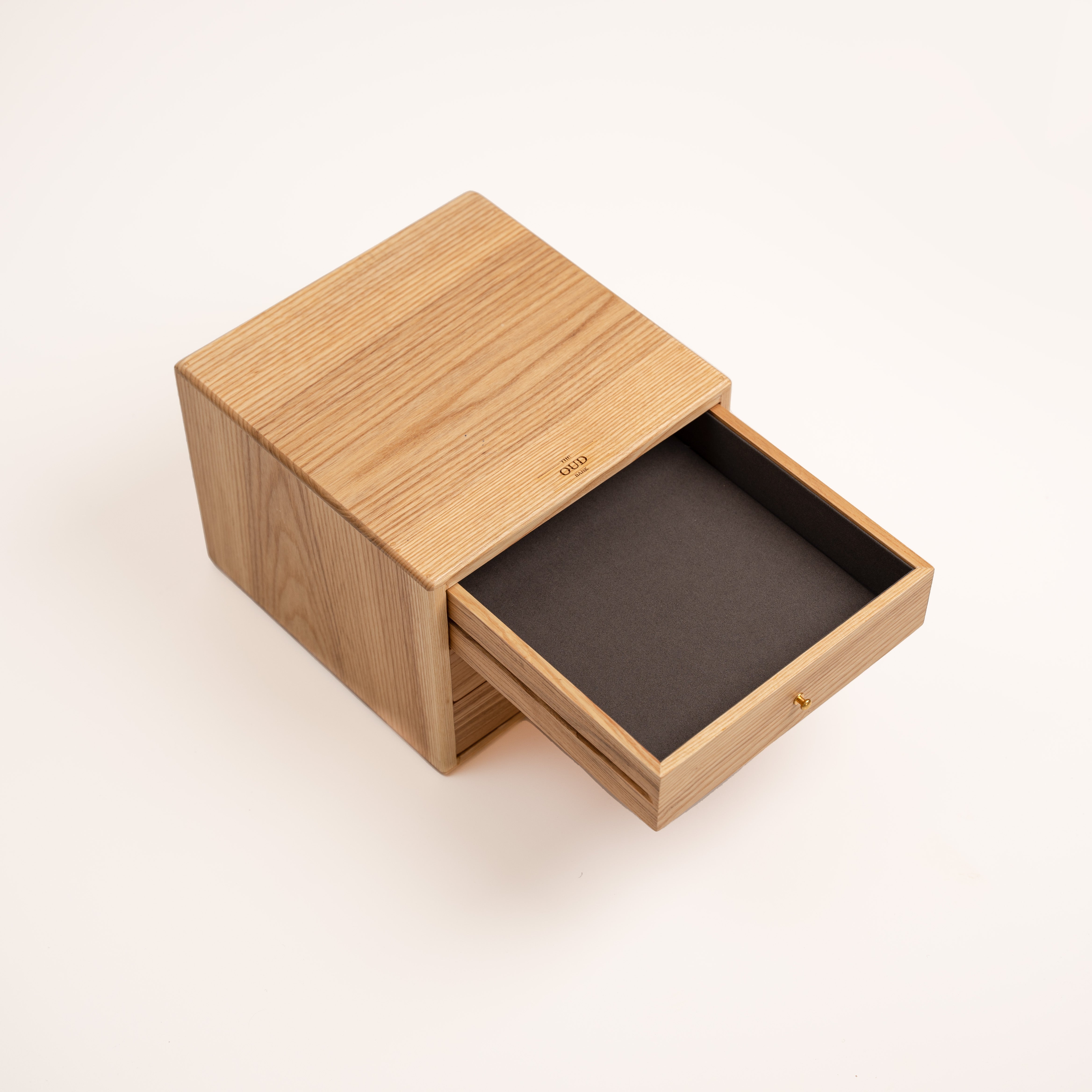 OUD CABINET