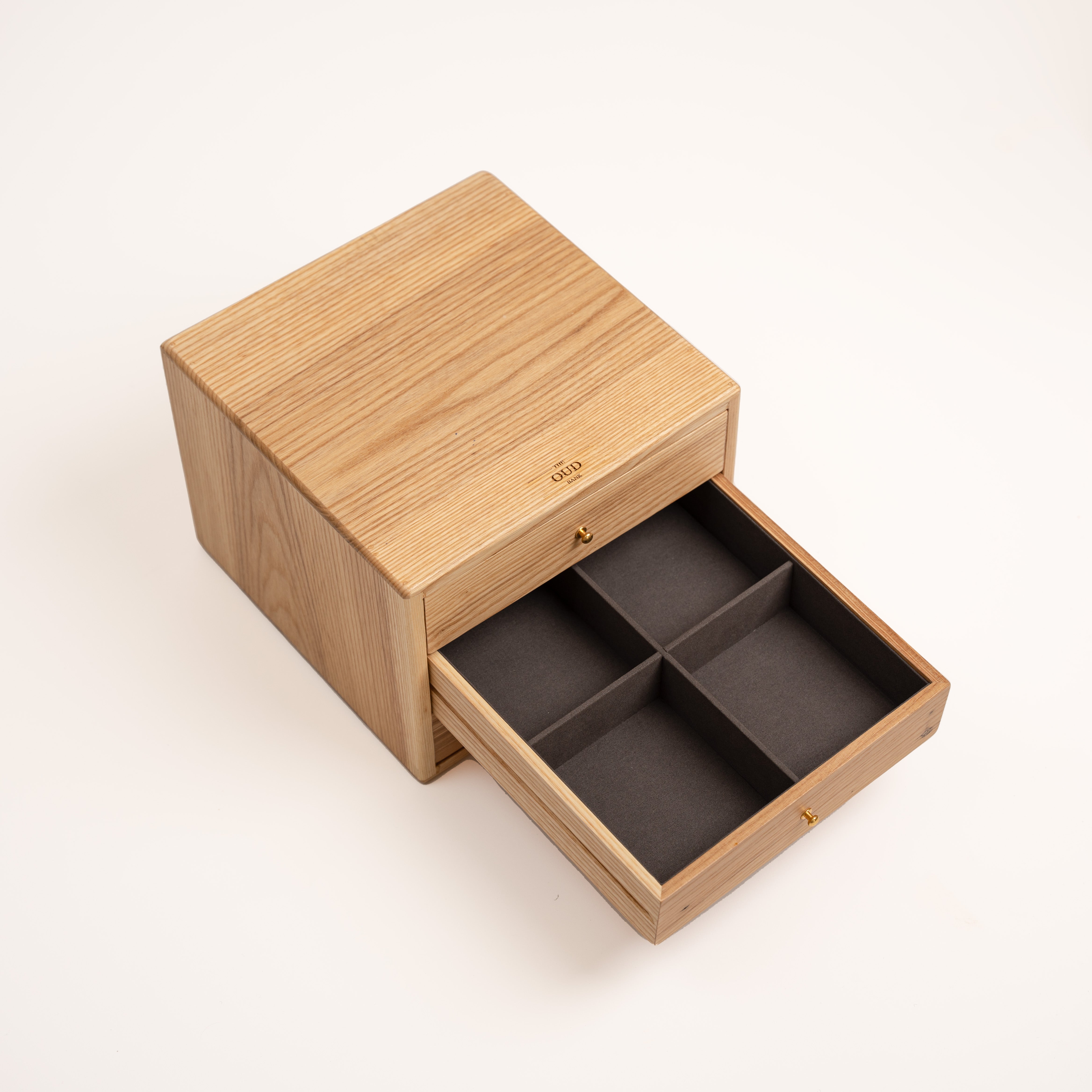 OUD CABINET