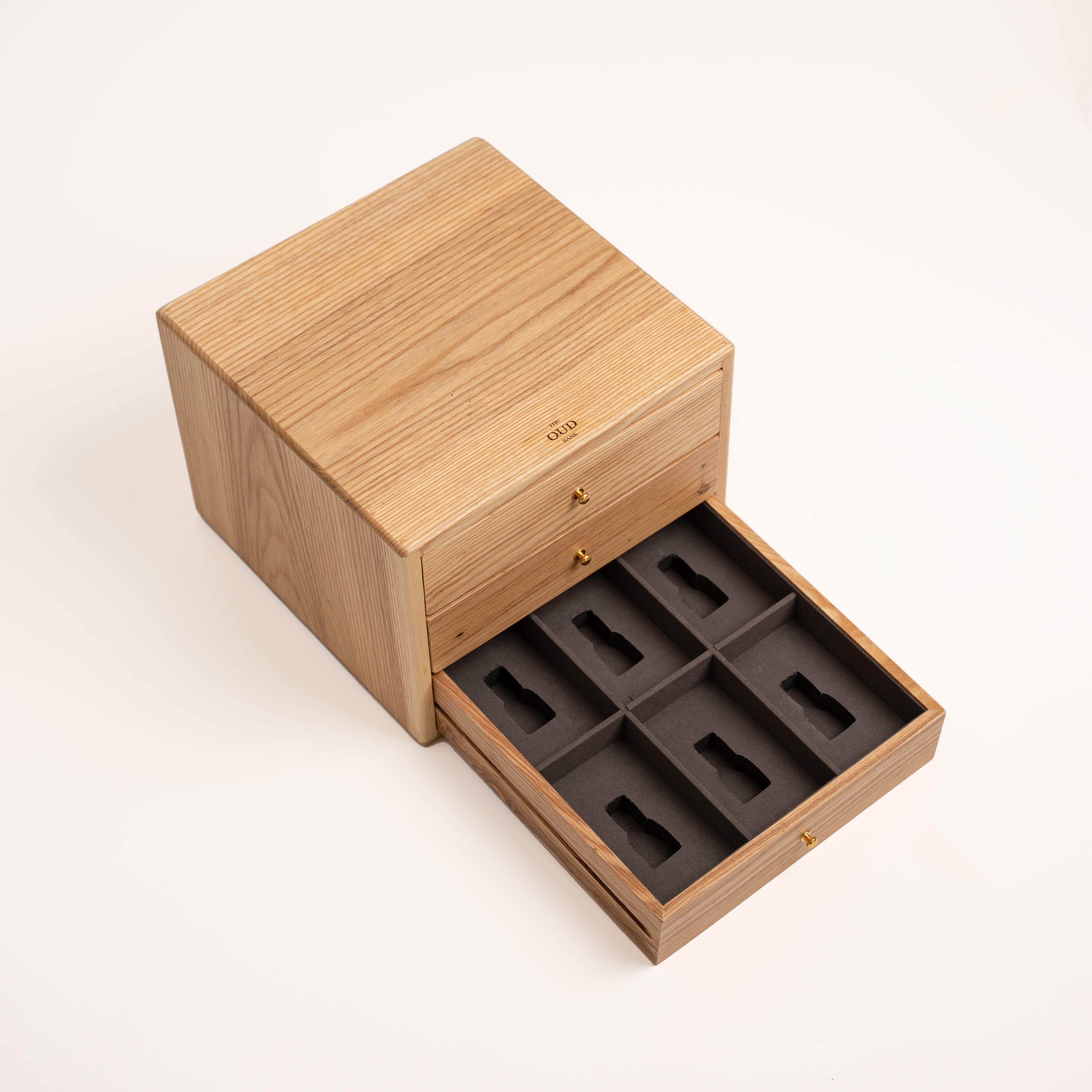 OUD CABINET